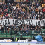 SIENA 23.04.2005 33a Giornata Serie A TIM SIENA-UDINESE 2-3 - BARRIERE NEGLI STADI DA ABBATTERE : GEMELLAGGIO TRA LE DUE TIFOSERIE E SEGNI DI DISTENSIONE TRA LE TIFOSERIE DI UDINESE E SIENA - Foto Agenzia FDL71 -
