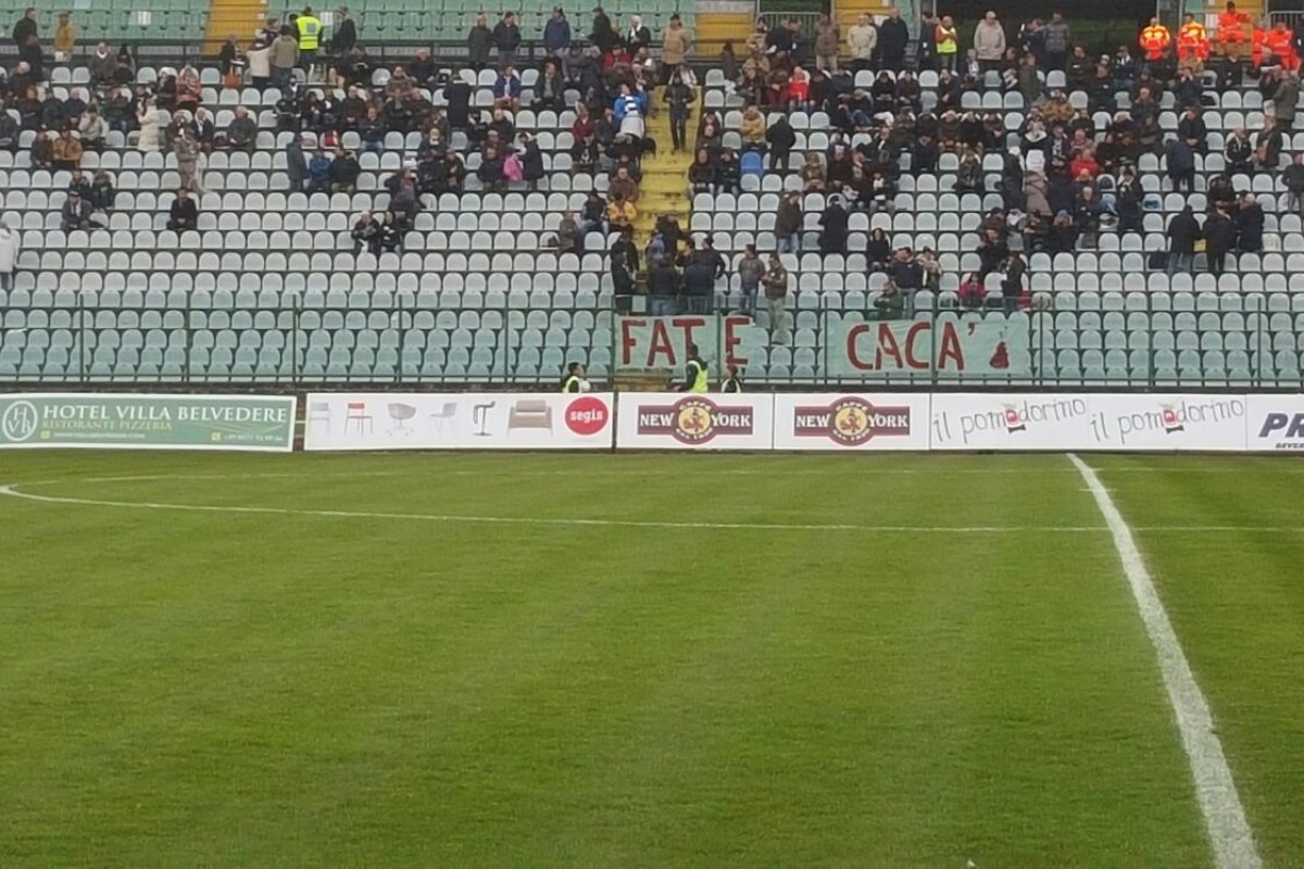 La contestazione dei tifosi: foto.