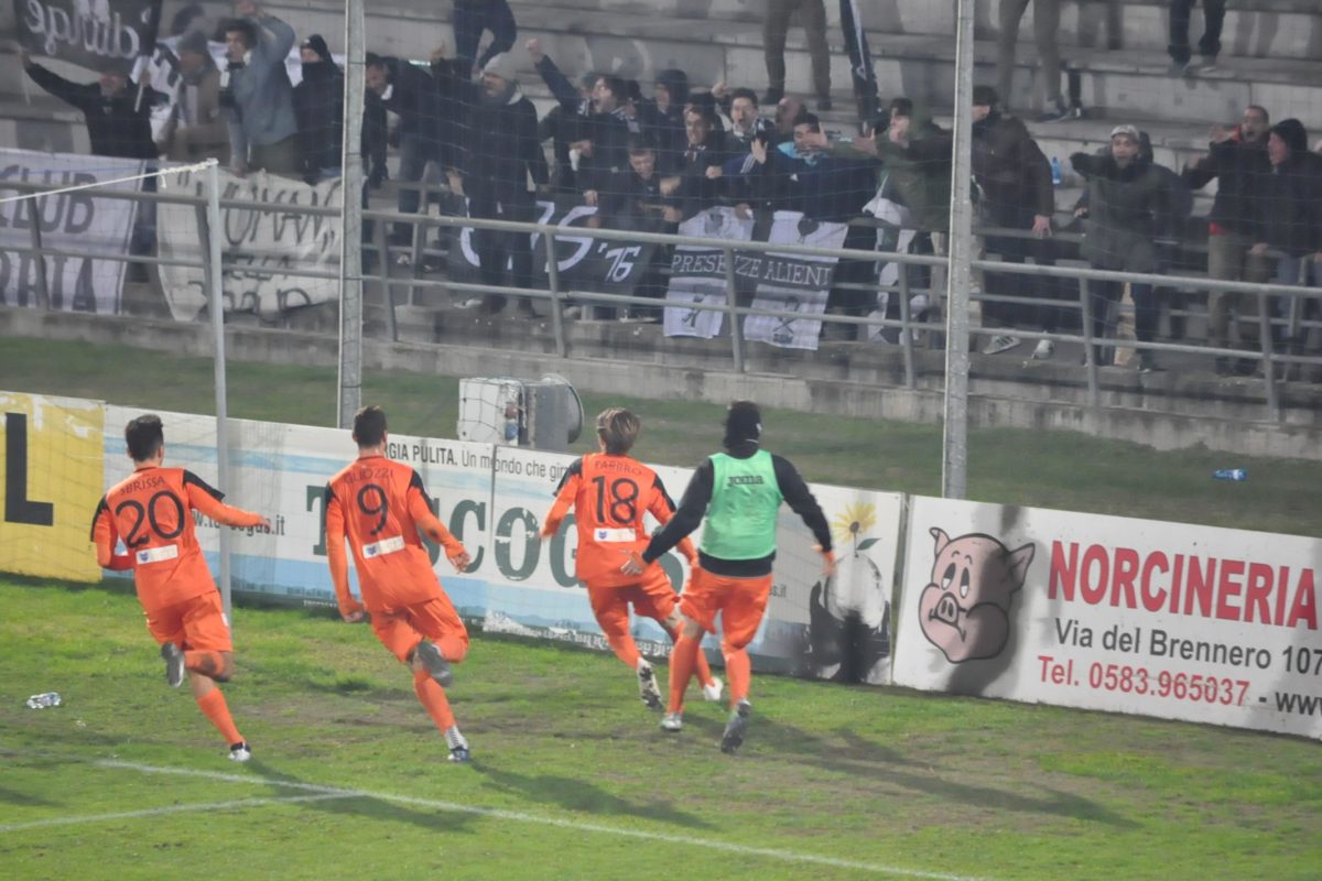 Lucchese-Siena 2-3, derby rocambolesco